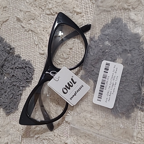NWT- Retro Cat eyeglasses. Clear lenses. BLACK frame. 🖤 - Picture 4 of 5